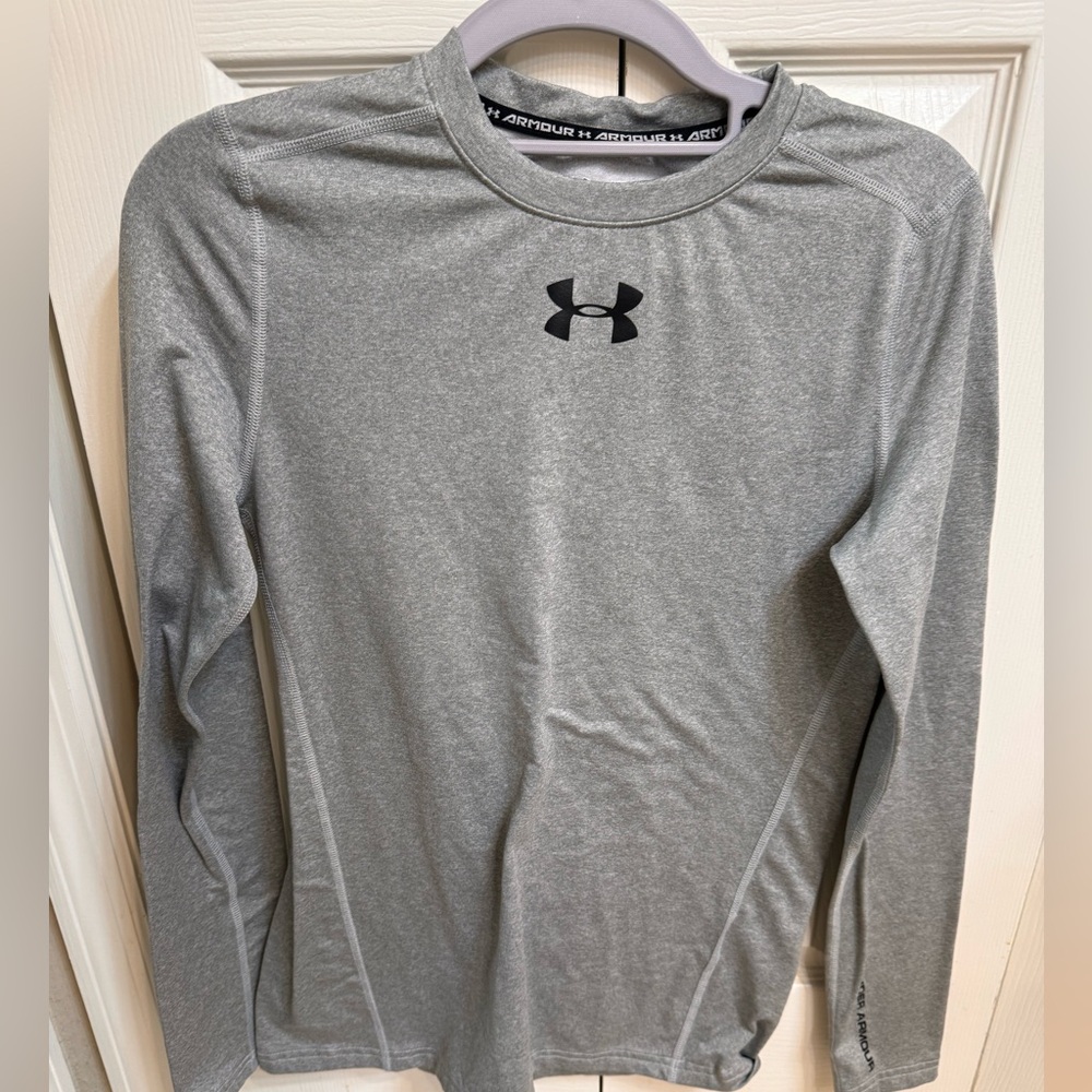 Youth XL under armour cold gear top and bottom tons.